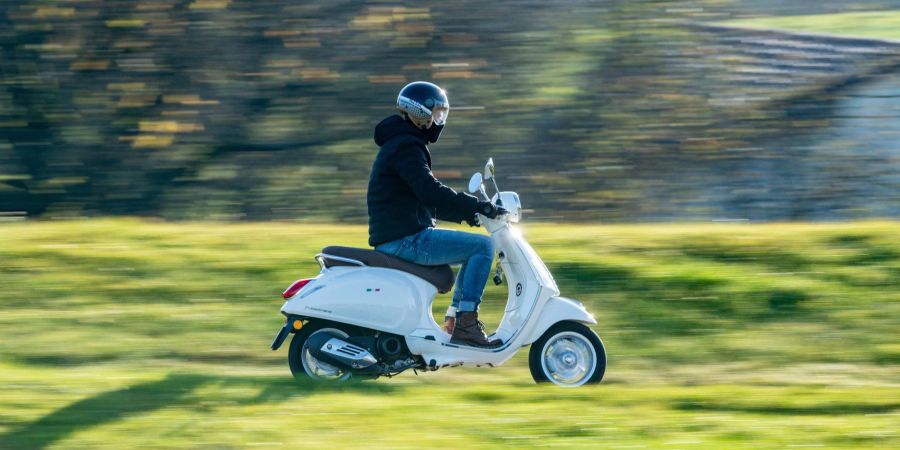 Damit Roller- und Motorradfahrer sicher unterwegs sind, sollten sie das Ausweichen und Bremsen ausserhalb des Strassenverkehrs üben.