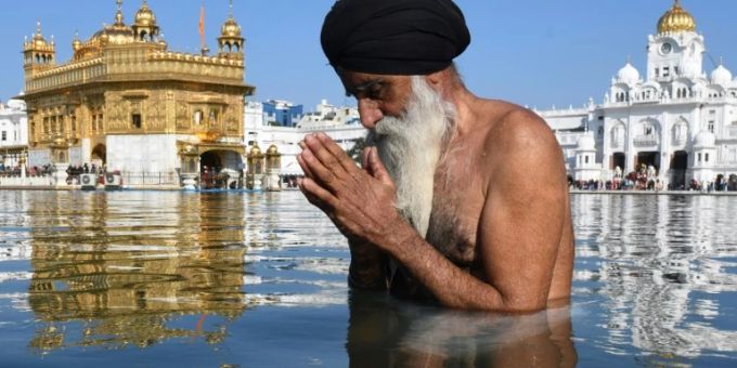 Sikh im heiligen Teich vor Goldenem Tempel in Amritsar Kanada