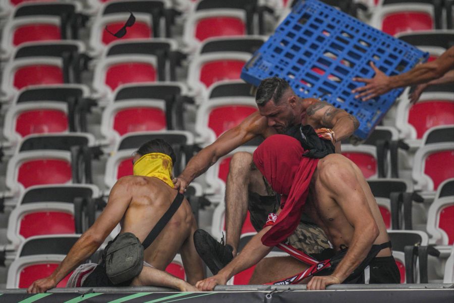 Köln-Anhänger schlagen auf einen Nizza-Fan (verdeckt) ein.