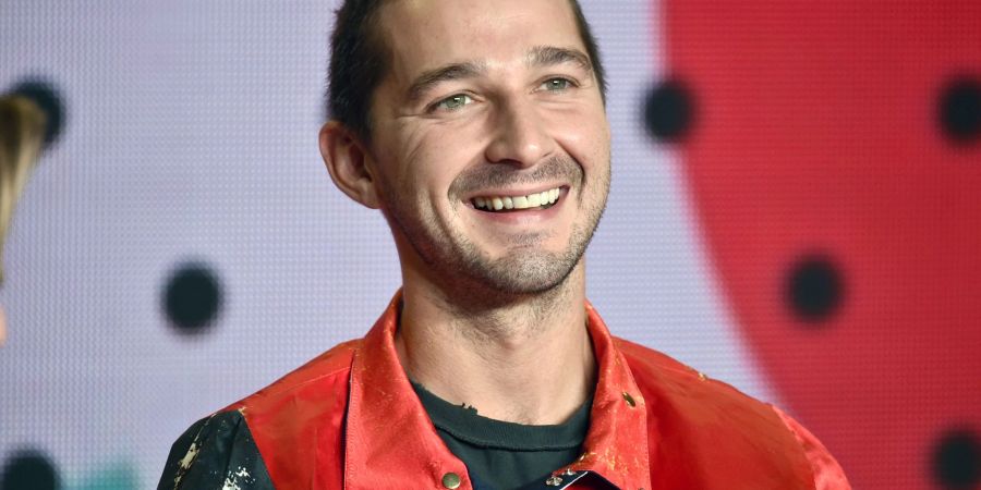 Shia LaBeouf erinnert an seine verstorbene Mutter.