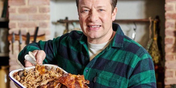 TV-Starkoch Jamie Oliver präsentiert in seiner neuen Show Gerichte, die in nur einem Topf oder einer Pfanne zubereitet werden können. TV-Starkoch Jamie Oliver präsentiert in seiner neuen Show Gerichte, die in nur einem Topf oder einer Pfanne zubereitet werden können.