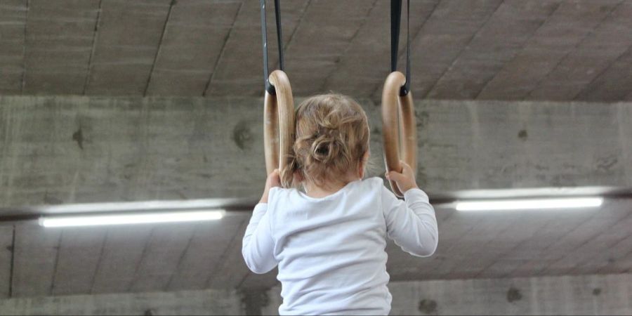 Mädchen Ringe turnen Halle