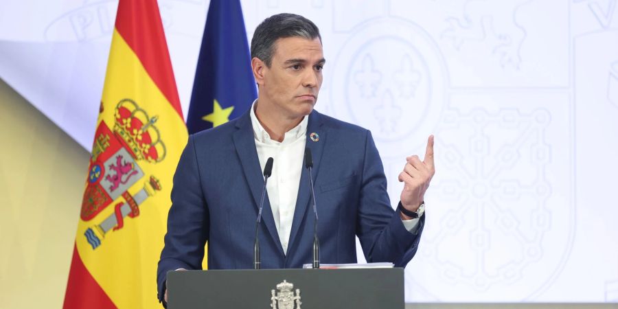 Pedro Sánchez, Ministerpräsident von Spanien, stellt den Rechenschaftsbericht 2022 der spanischen Regierung im Regierungspalast vor. Er trägt - anders als sonst - bewusst keine Krawatte.