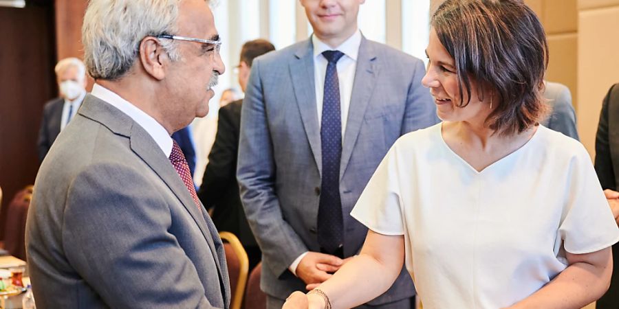 Annalena Baerbock (Bündnis 90/Die Grünen, r), Aussenministerin, begrüsst Mithat Sancar, Co-Vorsitzender der pro-kurdischen Partei HDP, vor einem Gespräch. Foto: Annette Riedl/dpa