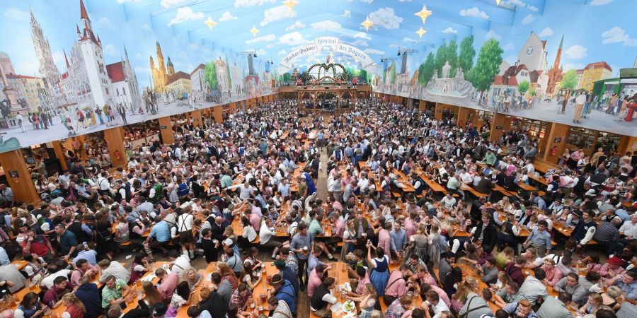 Tische in den Festzelten auf der Wiesn sind heiss begehrt: Besucher sollten sie dennoch ausschliesslich direkt über die Websites der Festzelte reservieren.