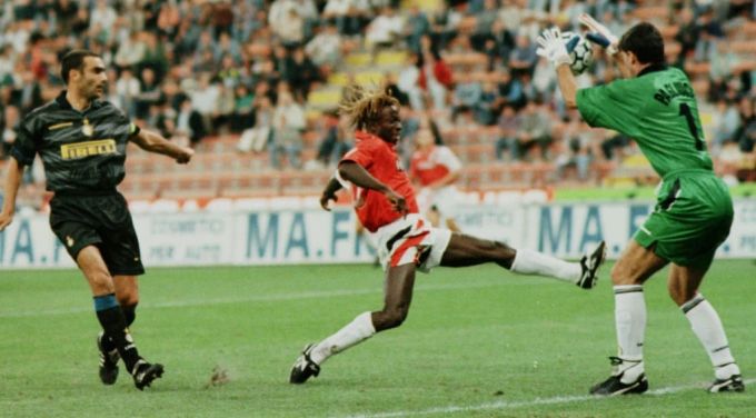 Giuseppe Bergomi von Inter (links) beobachtet Charles Wittl von Xamax Neuenburg in der Europa League im Jahr 1997. Bergomi Europa League