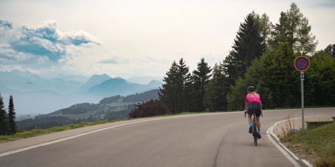 Monika Sattler auf ihrem Velo