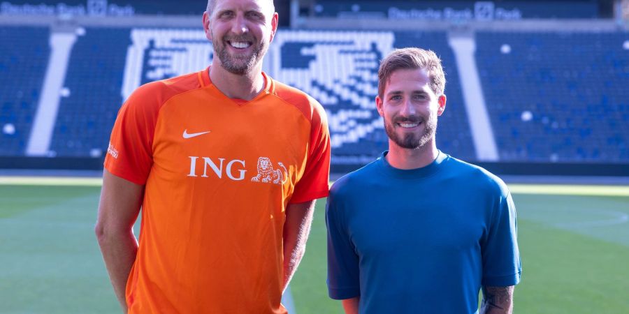 Eintracht Frankfurts Torwart Kevin Trapp (r) und der ehemalige Basketballer Dirk Nowitzki posieren im Stadion.