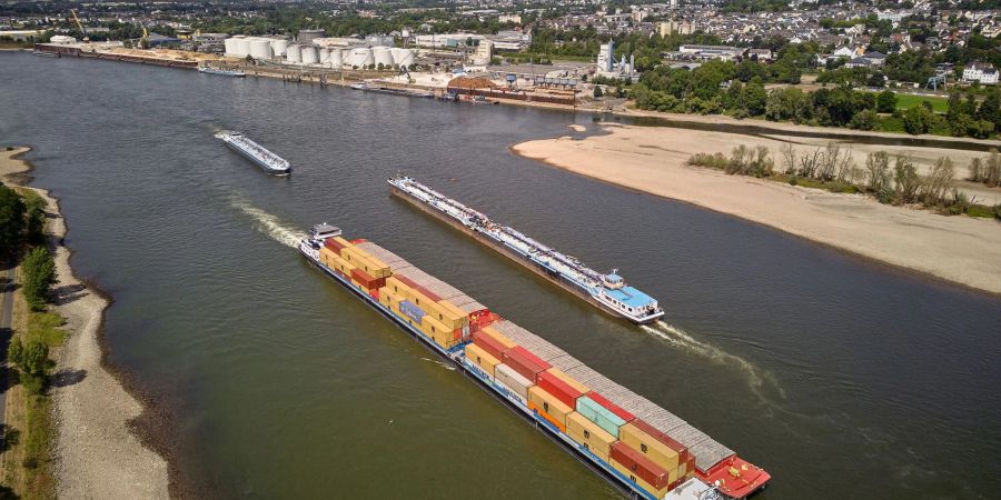 Das Niedrigwasser beeinträchtigt bundesweit zunehmend die Binnenschifffahrt.