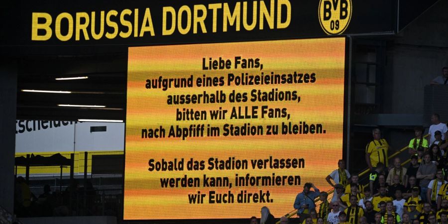 Die Zuschauer werden wegen eines Polizeieinsatzes gebeten nach Abpfiff zunächst im Stadion zu verweilen.