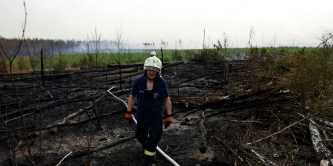 Feuerwehrmann nach einem Waldbrand in Brandenburg Feuerwehrmann nach einem Waldbrand in Brandenburg