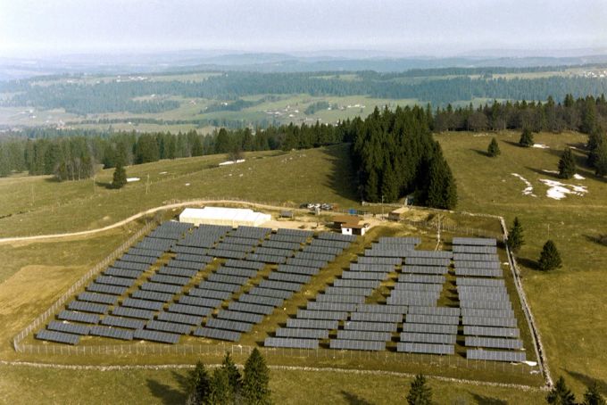 Luftaufnahme der Baustelle des Solarkraftwerks Mont Soleil im Berner Jura kurz vor der Einweihung und Inbetriebnahme, aufgenommen am 24. April 1992. Mont Soleil Solarkraftwerk