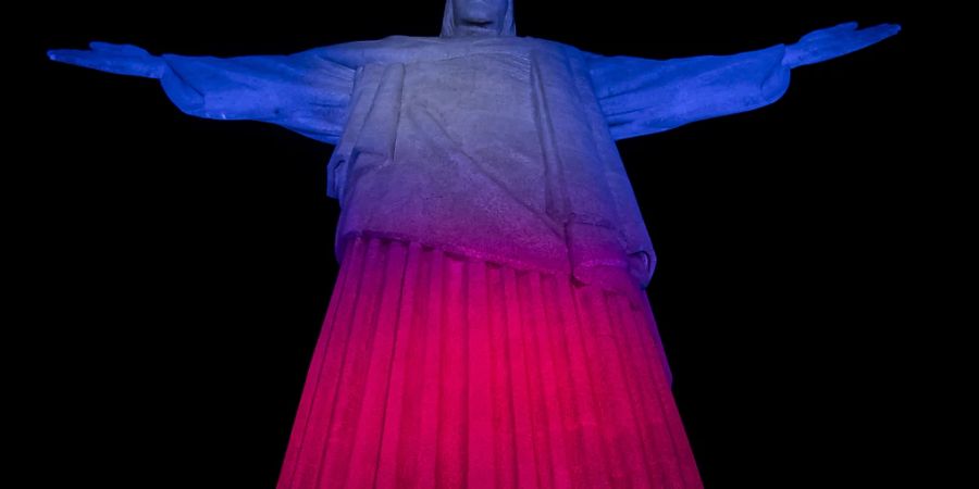 Die Christus-Erlöser-Statue in Rio De Janeiro erstrahlt zu Ehren der verstorbenen Queen in Rot, Blau und Weiss - den Farben des Union Jack. Foto: Bruna Prado/AP/dpa