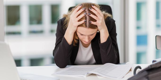 Wer im Job immer mit zu viel Ehrgeiz an Projekte geht, sollte erstmal in anderen Bereichen Gelassenheit üben. Frau Schreibtisch Daten Laptop Papier