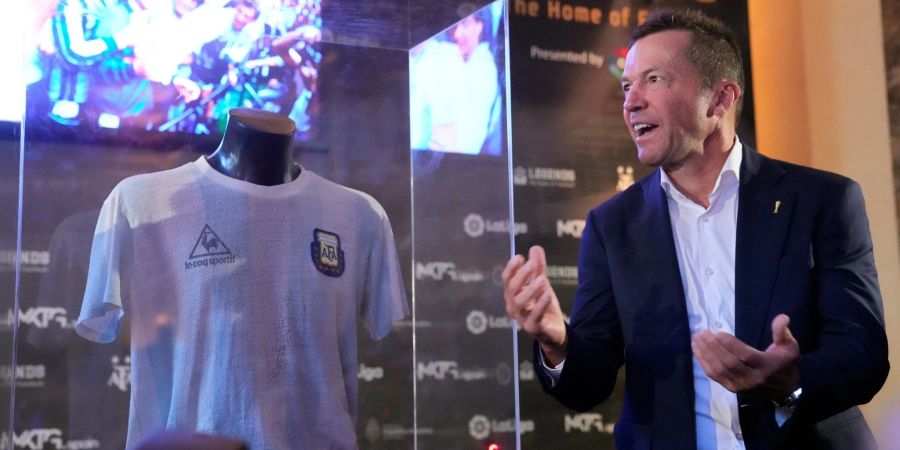 Lothar Matthäus neben einer Vitrine, in der sich das Trikot von Diego Maradona befindet.