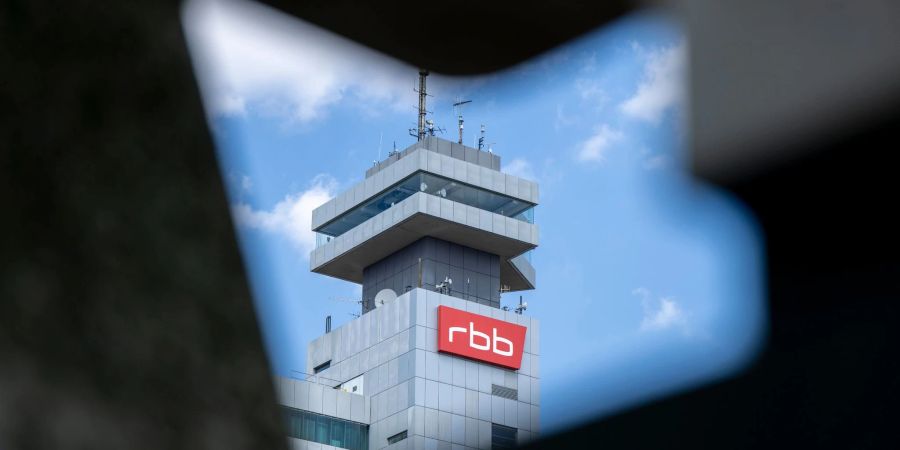 Das Logo des öffentlichen Senders Rundfunk Berlin-Brandenburg (RBB): Die Suche nach einer Interims-Geschäftsführung geht weiter.