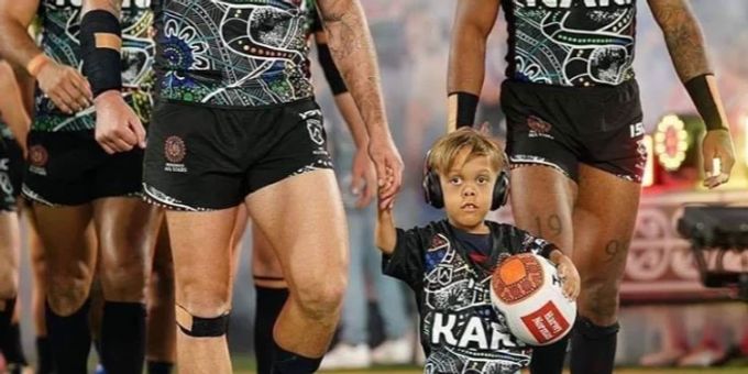 Quaden Bayles darf mit seiner Lieblings-Rugby-Mannschaft einlaufen. Mad Max - Filmreihe