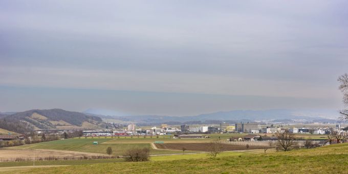Blick auf das Industriegebiet von Lupfig. Blick auf das Industriegebiet von Lupfig.