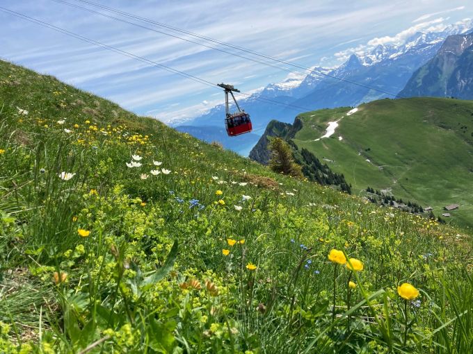Hinunter ins Simmental bringt euch die Stockhornbahn. Herbstwanderungen