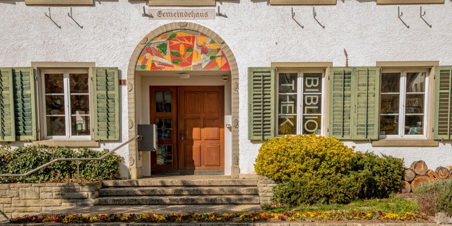 Das Gemeindehaus in Flaach im Zürcher Weinland.