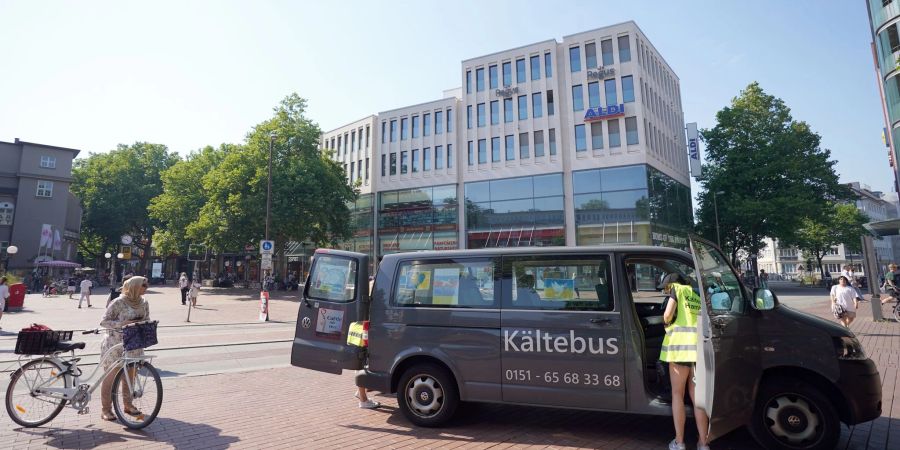 Ein Kältebus vom CaFee mit Herz für Obdachlose am Bahnhof Altona in Hamburg ist mit Kaltgetränken, Sonnenschutzmitteln und Obst unterwegs.