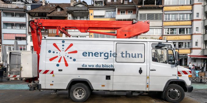 Ein Fahrzeug der Energie Thun AG auf dem Mühleplatz in Thun. Ein Fahrzeug der Energie Thun AG auf dem Mühleplatz in Thun.