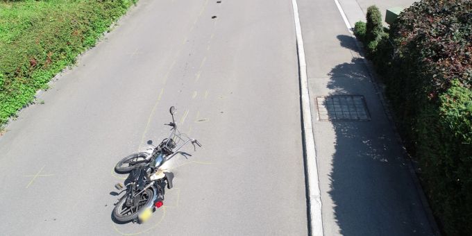 14-jähriger Mofalenker bei Kollision mit Auto verletzt.