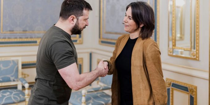Der ukrainische Präsident Wolodymyr Selenskyj begrüsst Aussenministerin Annalena Baerbock bei ihrem Besuch in der Ukraine im Mai 2022. Der ukrainische Präsident Wolodymyr Selenskyj begrüsst Aussenministerin Annalena Baerbock bei ihrem Besuch in der Ukraine im Mai 2022.