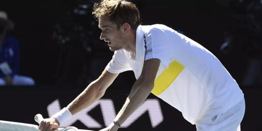 Daniil Medwedew ist souverän ins Halbfinale der Australian Open eingezogen. Foto: Andy Brownbill/AP/dpa