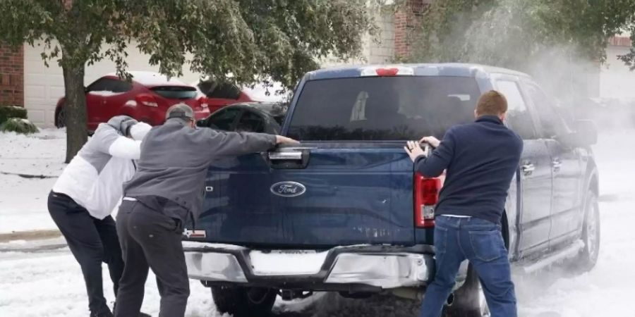 Hilfe für einen Fahrer auf eisglatter Strasse