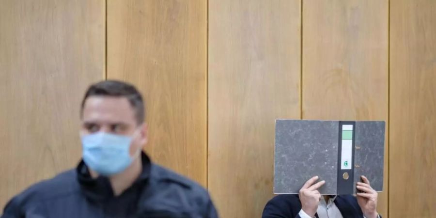 Der Angeklagte sitzt im Gerichtssaal des Landgerichts Hannover. Foto: Ole Spata/dpa