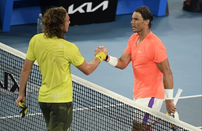 Rafael Nadal (r.) gratuliert Stefanos Tsitsipas (l.) nach dem Spiel zum Sieg. Rafael Nadal
