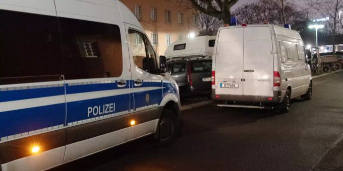 Einsatzfahrzeuge der Polizei in Berlin. (Archivbld) Razzia Berlin