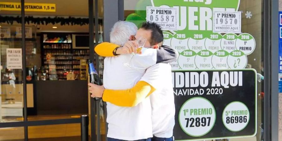 Die Mitarbeiter einer Lotto-Annahmestelle in O Porriño feiern den Verkauf des Gewinnloses. Foto: Marta Vázquez Rodríguez/EUROPA PRESS/dpa