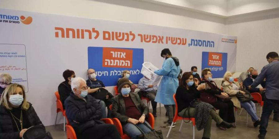 Ältere Menschen warten auf ihre Impfung in einem Gesundheitszentrum in Israel. Foto: Cohen Magen/XinHua/dpa