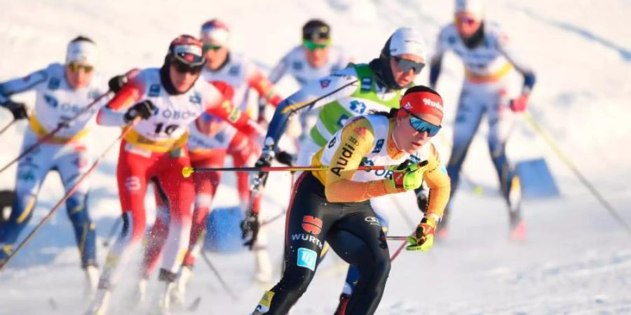 Katharina Hennig (vorne, M) beim Massenstartrennen in Aktion. Foto: Fredrik Sandberg/TT News Agency/AP/dpa