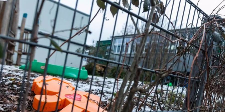 Ein oranger Plastikaufsteller liegt im Spielbereich der Kita in Freiburg. Zwei Kinder aus der Notbetreuung der Einrichtung wurden mit einer Virusmutation infiziert. Foto: Philipp von Ditfurth/dpa