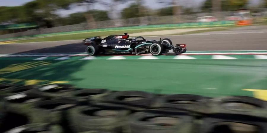 Lewis Hamilton startet hinter Mercedes-Kollegen Valtteri Bottas auf Startplatz zwei in das Rennen. Foto: Luca Bruno/AP Pool/dpa