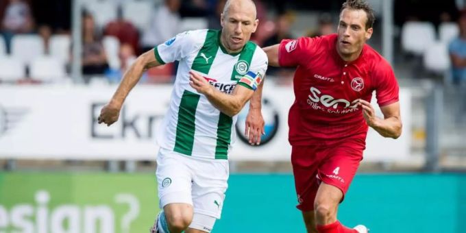Groningens Arjen Robben (l) im Laufduell mit Almeres Frederik Helpstrup. Foto: Cor Lasker/ANP/dpa/Archivbild Groningens Arjen Robben (l) im Laufduell mit Almeres Frederik Helpstrup. Foto: Cor Lasker/ANP/dpa/Archivbild