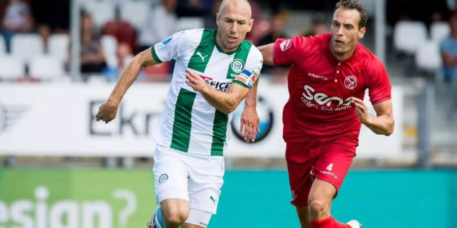 Groningens Arjen Robben (l) im Laufduell mit Almeres Frederik Helpstrup. Foto: Cor Lasker/ANP/dpa/Archivbild