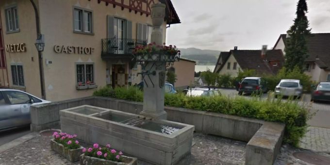 Der Sandsteinbrunnen vor dem Gasthof zur Metzg in Stäfa. Stäfa Brunnen