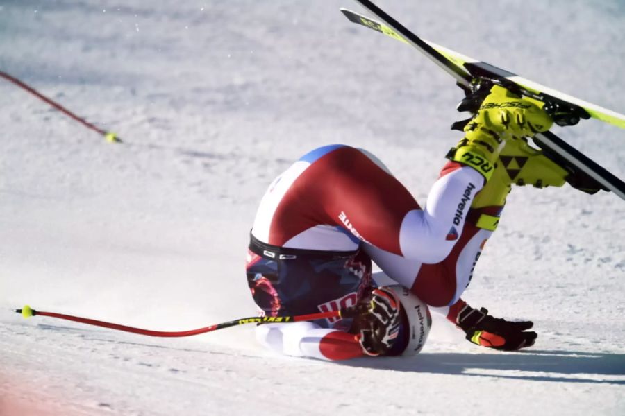 Er prallt mit dem Kopf auf der pickelharten Piste auf.