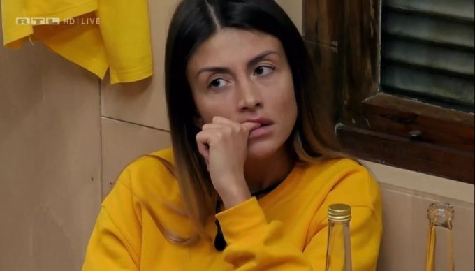 Christina ist nervös, als sie die Aussagen der «Dschungelshow»-Fans liest. Christina ist nervös