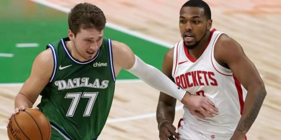 Superstar Luka Doncic (l) kassierte mit den Dallas Mavericks eine deutliche Niederlage gegen die Houston Rockets. Foto: Tony Gutierrez/AP/dpa
