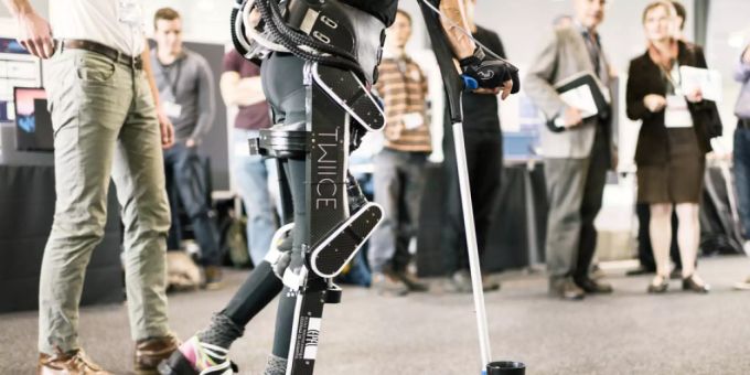 Biotechnologie - wie hier ein Exoskelett Schweizer Bauart - könnte für militärische Zwecke missbraucht werden, um gleichsam «Super-Soldaten» aufzurüsten. Ein Experte fordert deshalb eine Kontrollinstanz. (Symbolbild) Biotechnologie - wie hier ein Exoskelett Schweizer Bauart - könnte für militärische Zwecke missbraucht werden, um gleichsam «Super-Soldaten» aufzurüsten. Ein Experte fordert deshalb eine Kontrollinstanz. (Symbolbild)