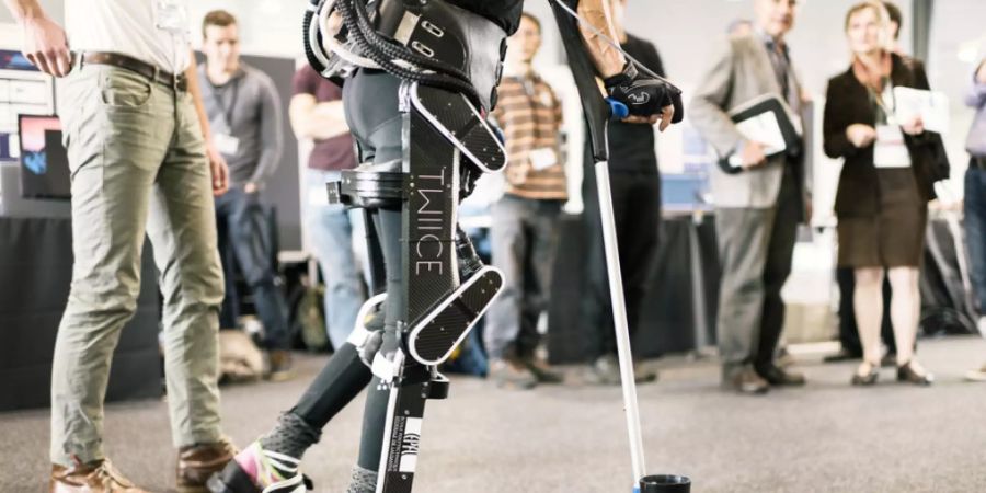 Biotechnologie - wie hier ein Exoskelett Schweizer Bauart - könnte für militärische Zwecke missbraucht werden, um gleichsam «Super-Soldaten» aufzurüsten. Ein Experte fordert deshalb eine Kontrollinstanz. (Symbolbild)