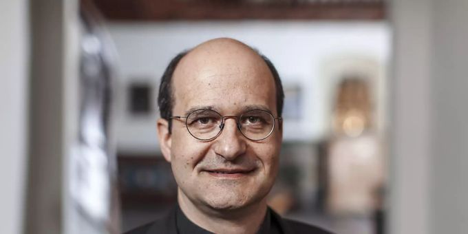 Martin Grichting, Generalvikar des Bistums Chur, sieht sich nach der Nichtwahl eines neuen Churer Bischofs mit einer Rücktrittsforderung konfrontiert. Martin Grichting, Generalvikar des Bistums Chur, sieht sich nach der Nichtwahl eines neuen Churer Bischofs mit einer Rücktrittsforderung konfrontiert.