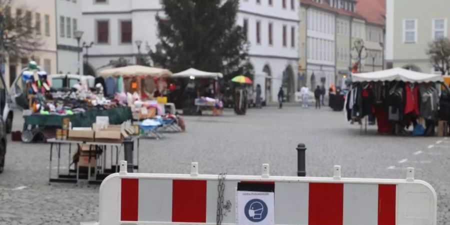 Ein Hinweisschild zur Maskenpflicht auf dem Marktplatz von Hildburghausen. Foto: Bodo Schackow/dpa-Zentralbild/dpa