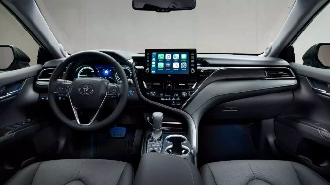 Der Innenraum wurde mit neuem Dekor und besserem Infotainment aufgewertet 2021 Toyota Camry Hybrid