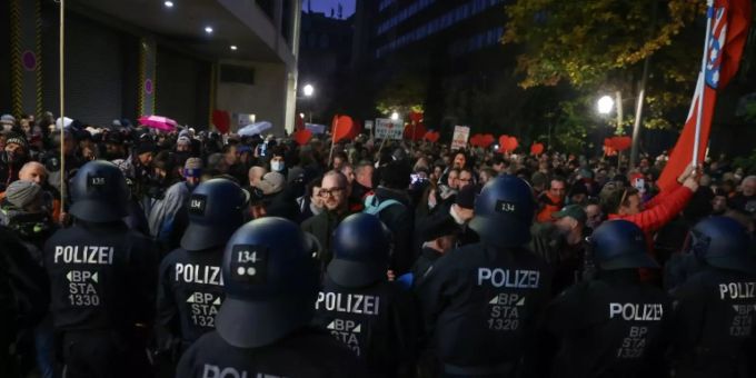 In Baden-Württemberg - Verfassungsschutz beobachtet Querdenker